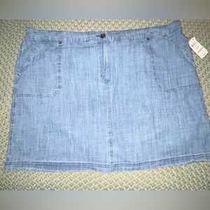 Plus size light wash skort
